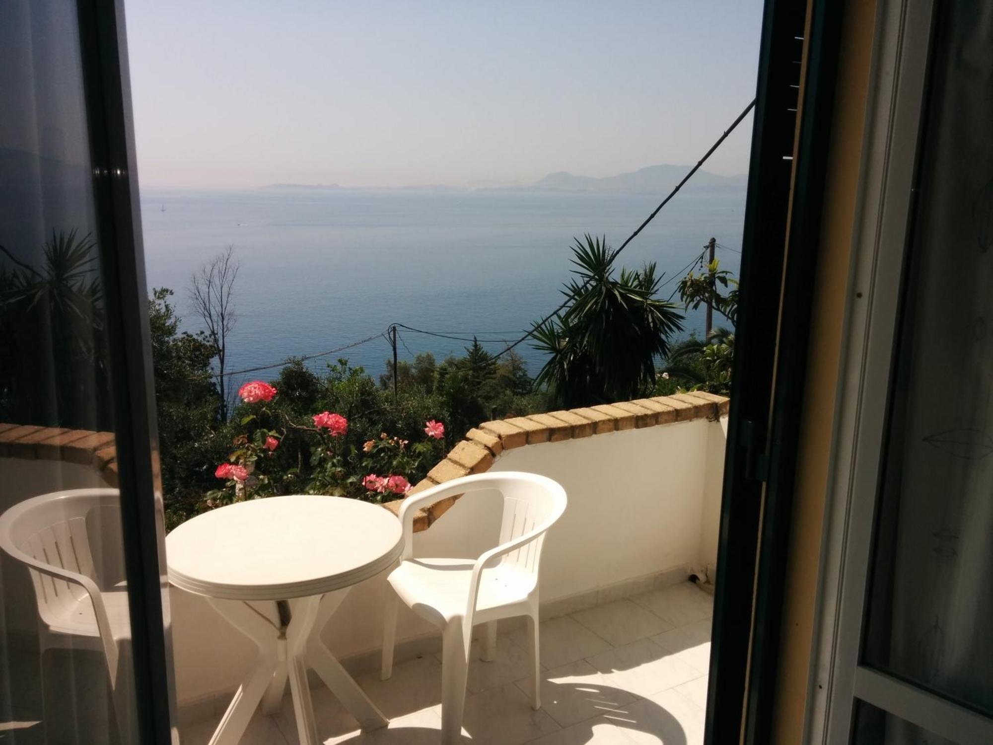 Nikos - Eleni Apartment Барбати Екстериор снимка